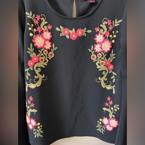 Rock & Roll Cowgirl Floral Embroidery Bell Sleeve Top - Picture 4 of 10